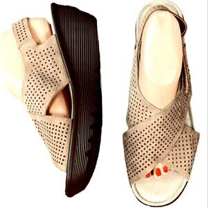 Skechers Slingback Wedge Sandal Suede Perforated Cross Strap Sz 9 Beige 263E